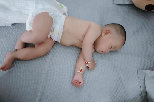 河池宝宝多久会坐